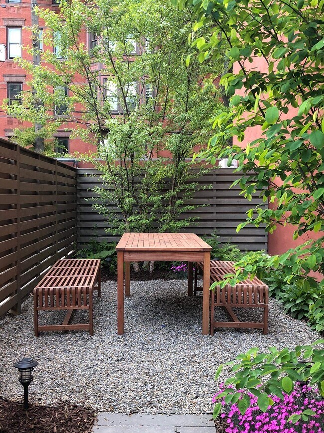 Building Photo - 271 York St