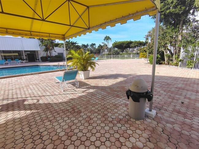 Building Photo - 20400 W Country Club Dr