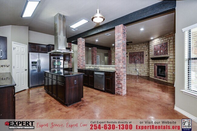 Building Photo - GORGEOUS 3 BEDROOM HOME WITH SOLAR PANELS!!