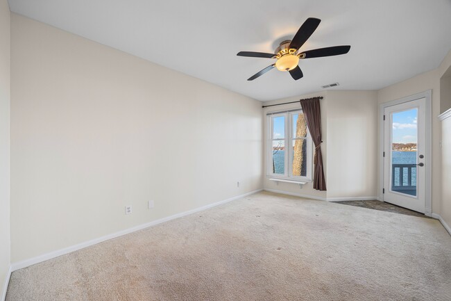 Building Photo - 372 Northwest Dr