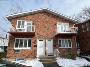 Building Photo - 141 Manorhaven Blvd