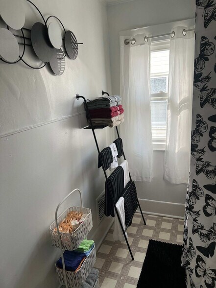 Building Photo - 160 Stafford Ave