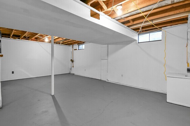 Building Photo - 6590 Bennell Dr