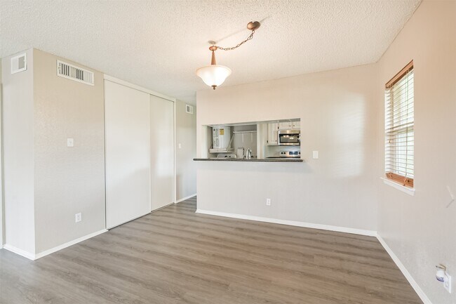 Building Photo - 5646 Birchmont Dr