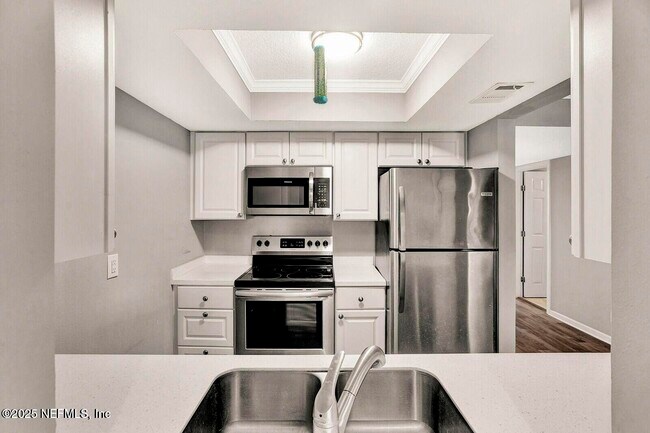 Building Photo - 6646 La Mirada Dr E