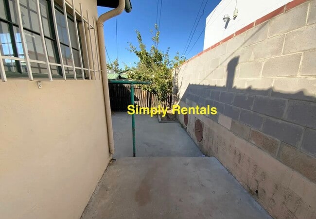 Building Photo - 208 University Blvd SE