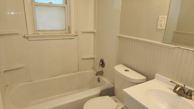 Building Photo - "Charming 3-Bed Home with Gleaming Hardwood Floors on Jackson Ave, Berkeley!"