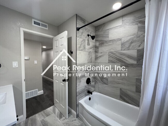 Building Photo - Beautifully Updated 3bd/2ba Home with 2 Car Garage!