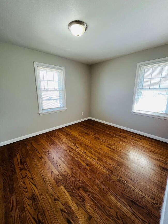 Building Photo - Adorable 3 bedroom 1 bath home!   Close to...