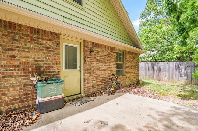 Building Photo - Great duplex in a great location