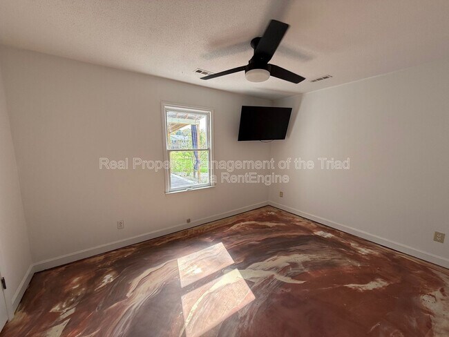 Building Photo - 916 Spring Hill Ct