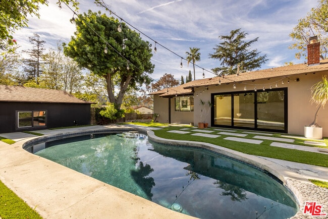 Building Photo - 3424 Primera Ave