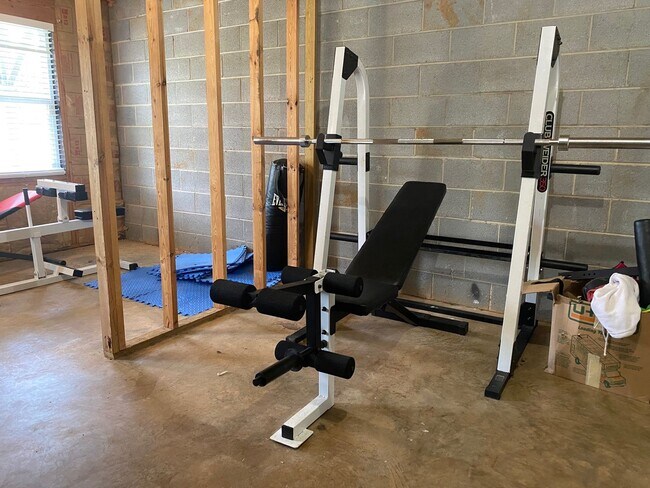 Building Photo - West AVL - Spacious Home in Scenic Bluff Subdivision