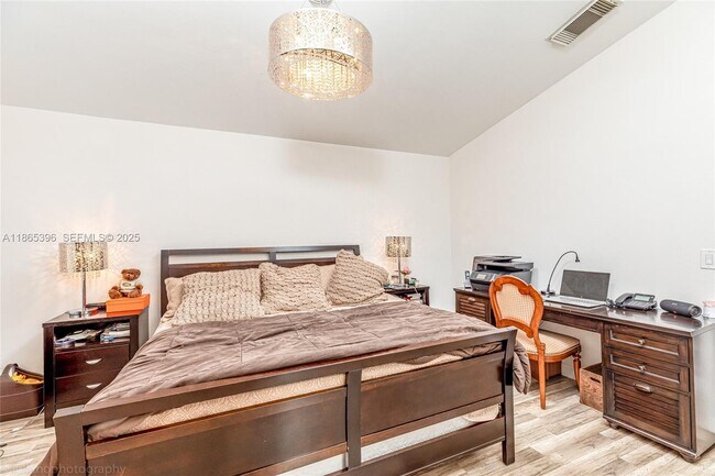 Building Photo - 4913 SW 32nd Way