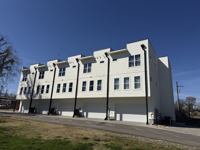Building Photo - 5621 Lenox Ave