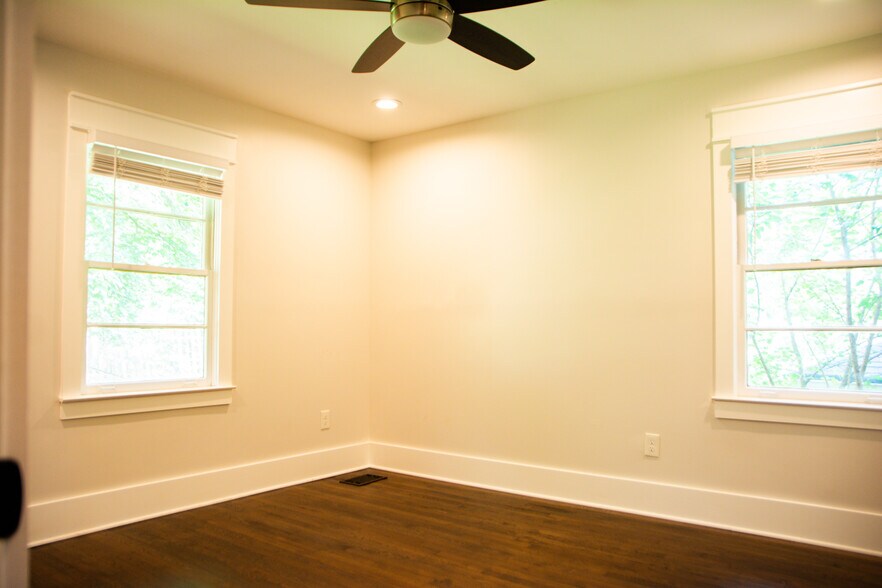 Building Photo - 3056 Cloverhurst Dr