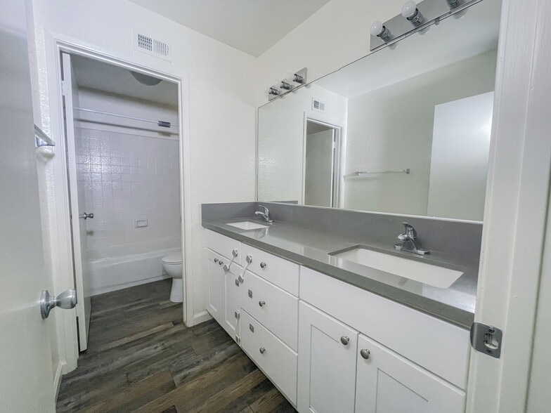 Bathroom (Guest) - 25770 Mariposa St