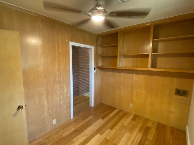 Building Photo - Spacious Visalia home in a well establishe...