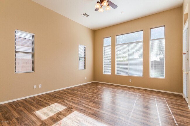 Building Photo - 951 W Orchard Ln