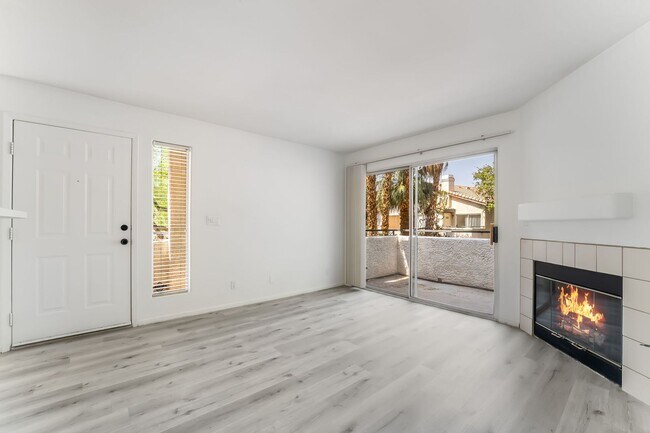 Building Photo - Upgraded Condo with Pool Views!