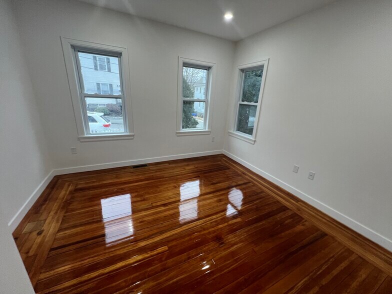 Building Photo - 82 Albertina St