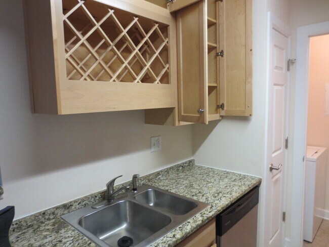 Building Photo - ** 1 MONTH FREE IF YOU MOVE IN BY JANUARY 31ST** Beautiful 2 bedroom/1 bathroom Apartment in Fort...