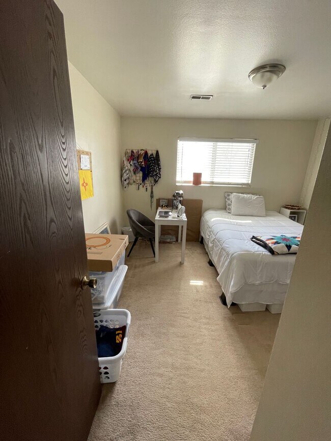 Building Photo - Upper Level 2 Bedroom 1 Bath