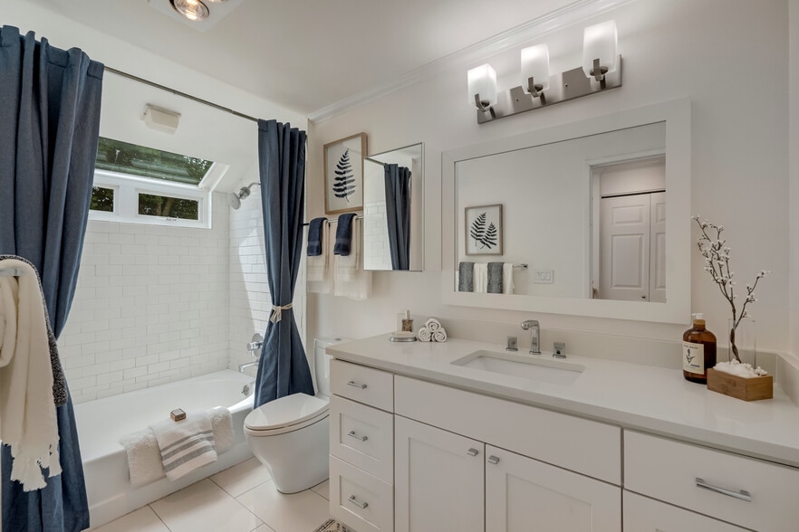 Master Bathroom - 202 W Olympic Pl