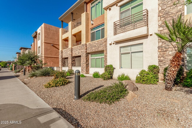 Building Photo - 4909 N Woodmere Fairway
