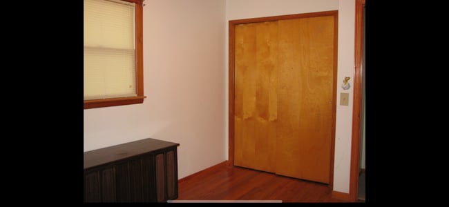 Building Photo - 400 E Buckner St