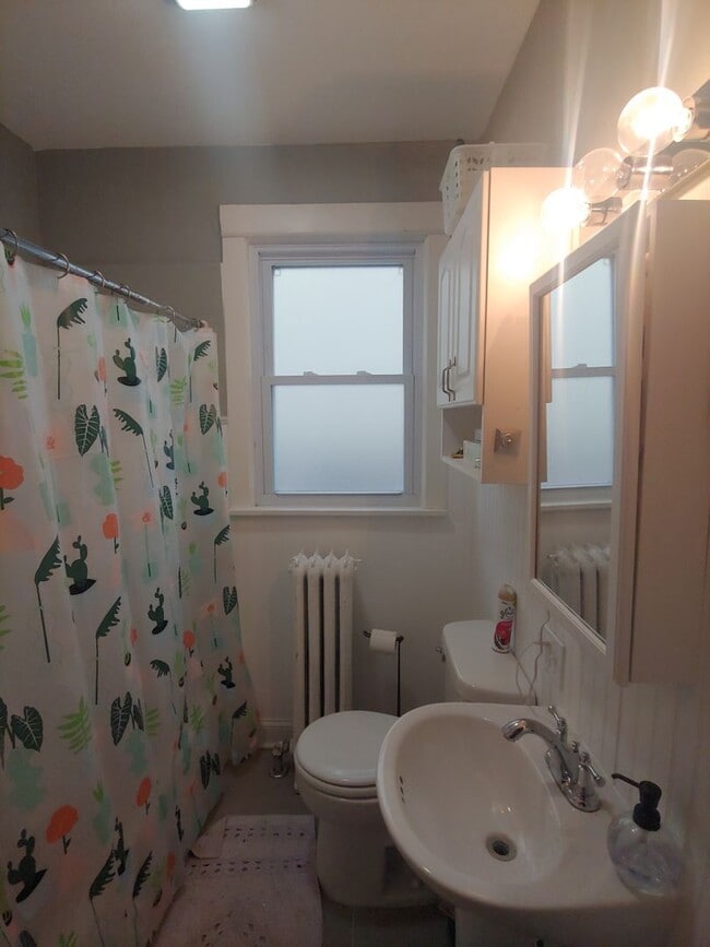 Building Photo - AVAILABLE JUNE 1st - 4 Bed, 1.5 Bath Bungalow