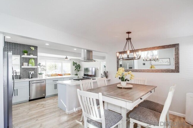 Building Photo - BEAUTIFULLY MAINTAINED AND UPDATED HOME W/JACUZZI, WASHER&DRYER