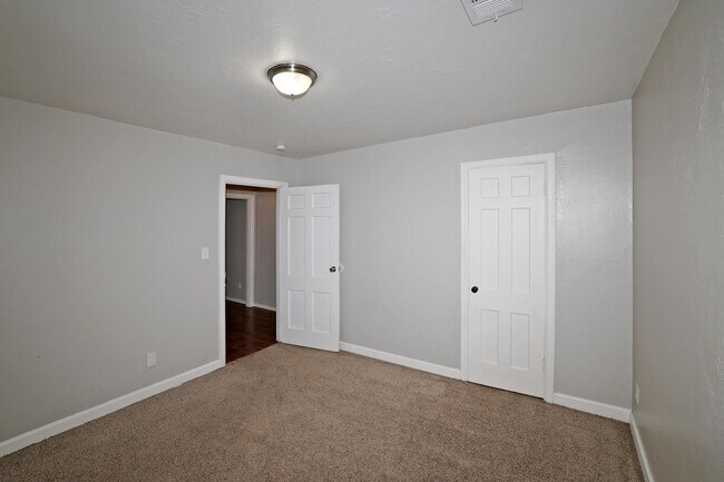 Building Photo - Cute home in Gables for rent~ 2 bed/1 bath