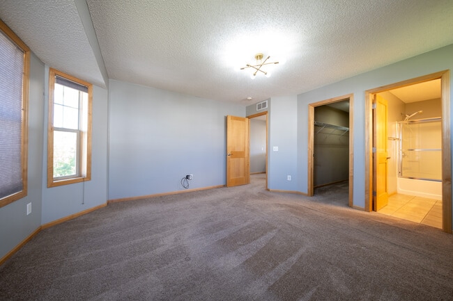 Building Photo - 9726 St Andrews Dr