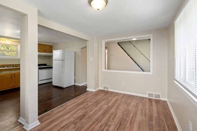 Building Photo - SCORE 50% OFF 1ST MONTH'S RENT IF SIGNED BY DEC 5! Cozy 3 Bedroom home in McKees Rocks available ...