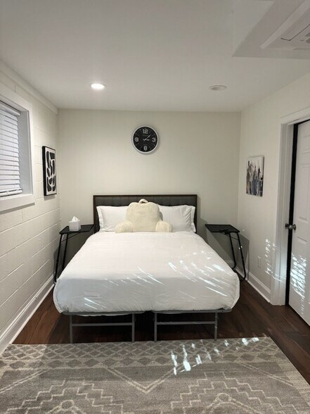 Building Photo - 107 David St