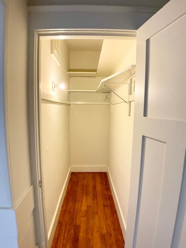 Building Photo - LARGE 3BR In Pac Heights. In-Unit Laundry!...