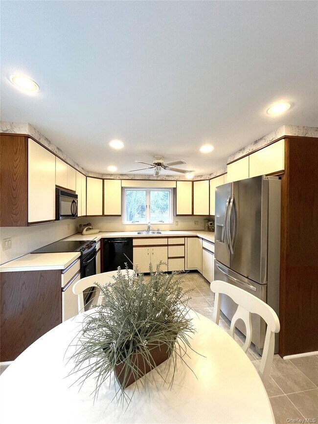 Building Photo - 25 Squires Ave