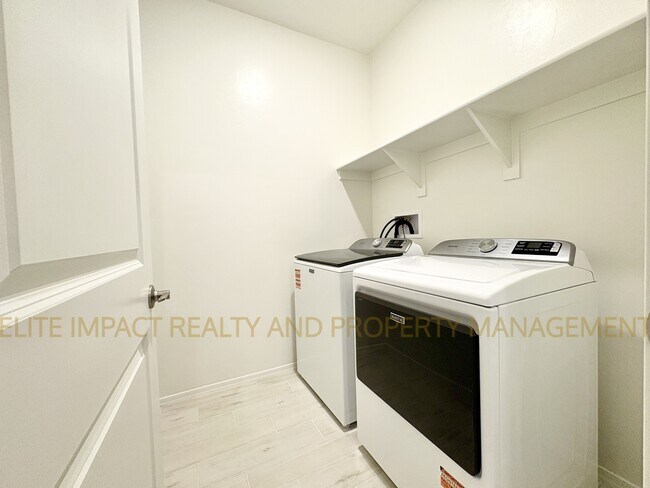 Building Photo - 9365 N Peridot Vis Ave