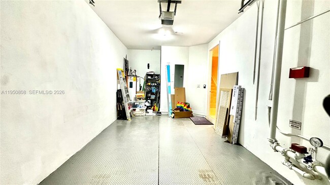 Building Photo - 814 NE 19th Ave