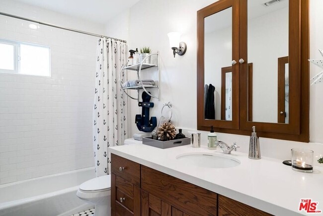 Building Photo - 1350 N Stanley Ave