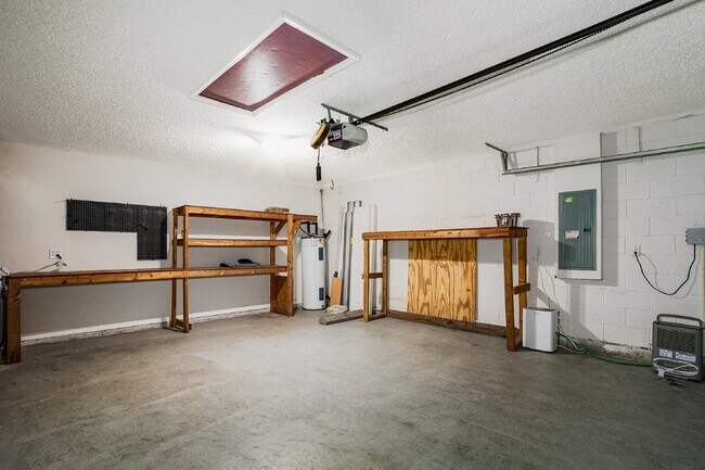 Building Photo - FOR RENT:  4 BEDROOM 2, BATHROOM HOME IN H...