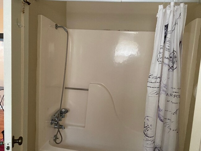 Building Photo - 2 Bed 1 Bath Duplex