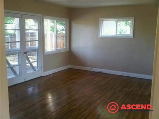Building Photo - Charming 3 Bed, 1 Bath Home with Garage in Bakersfield