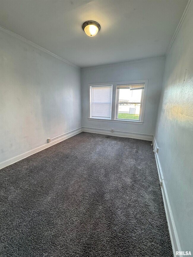 Building Photo - 2028 7th Ave