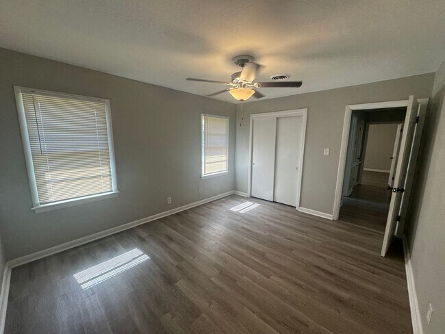 Building Photo - 2613 Plantation Dr