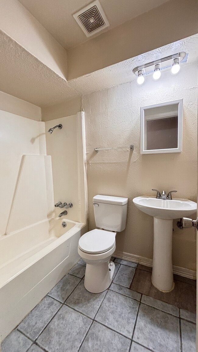 Building Photo - 1114 Un Vly Dr