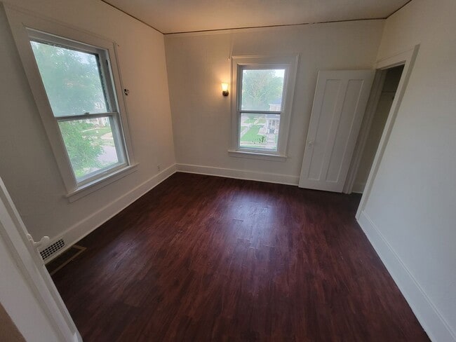 Building Photo - 403 21st St