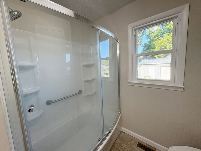 Building Photo - 3 bed with carport and garage