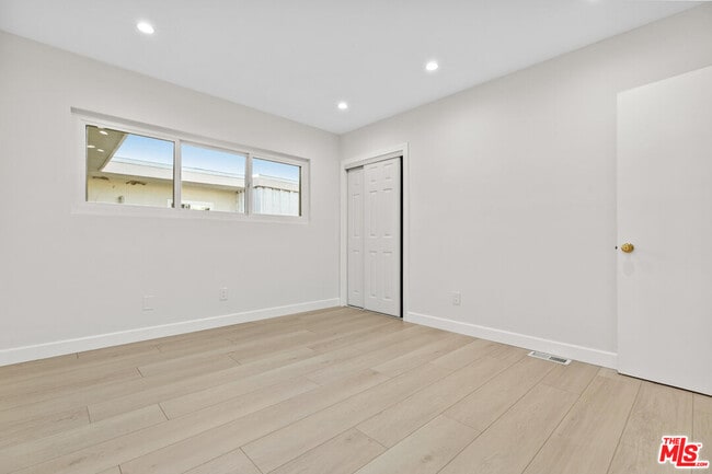 Building Photo - 330 E Dryden St